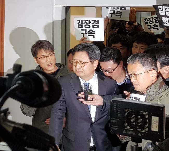 지난 8일 방문진 이사회에 참석하기 위해 들어선 김장겸 MBC 사장의 모습. 이날 김 사장은 이사회장 50m 앞에서 불참 의사를 밝히고 되돌아섰다. 