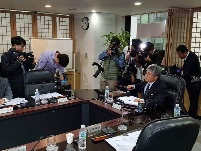 해임안이 가결된 모습. 이완기 이사장이 표결 결과를 발표하고 있다. 