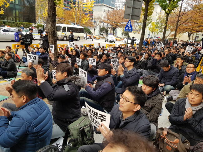 13일 서울 여의도 율촌빌딩 앞에서 800여명의 MBC 언론인들이 김장겸 사장 해임 소식에 환호하고 있다. 
