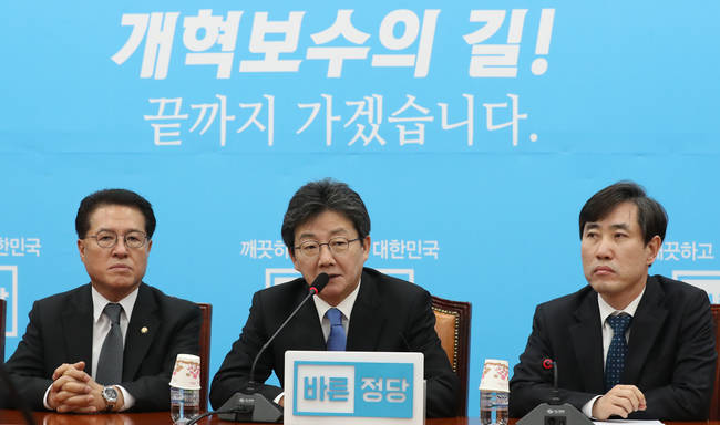 바른정당 유승민 대표가 14일 오전 서울 여의도 국회 바른정당 회의실에서 열린 최고위원회의에 참석해 발언하고 있다. (뉴시스) 