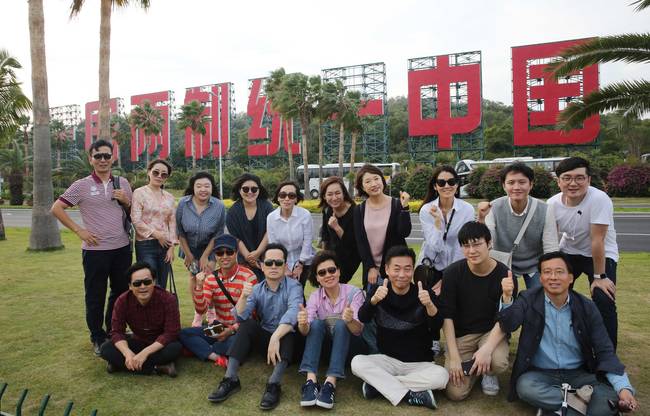 중중연(중앙미디어네트워크 중국연구회) 회원 17명이 지난 3~5일 대만해협을 사이에 두고 대만과 마주한 중국 푸젠성 샤먼지역 답사를 다녀왔다. 샤면 해변에 중국이 세운 '일국양제 통일중국' 대형 선전간판 앞에서 기념촬영했다(왼쪽). 중중연 제공.  