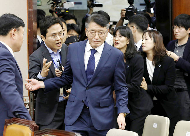 지난 10일 오후 서울 영등포구 여의도 국회에서 열린 과학기술정보방송통신위원회의 KBS와 EBS 국정감사에 고대영 KBS 사장이 출석하고 있다.					  (뉴시스) 