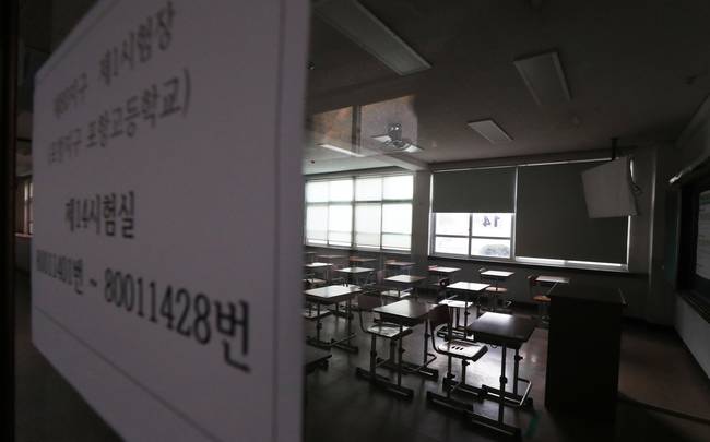 경북 포항시에 5.4 규모의 지진으로 역사상 처음으로 수능시험 일정이 일주일 뒤로 연기된 가운데 16일 오전 북구 포항고등학교 수험장이 텅 비어져 있다. (뉴시스) 