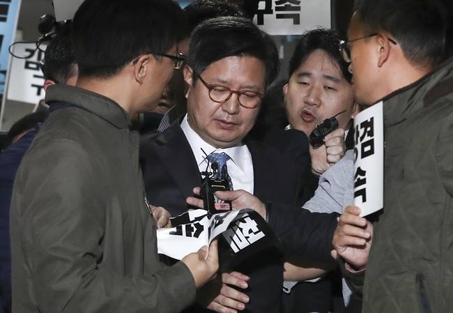 김장겸 MBC 사장이 지난 8일 오전 서울 여의도 방송문화진흥회에서 열린 임시이사회에 출석하며 취재진의 질문을 듣고 있다.(뉴시스) 