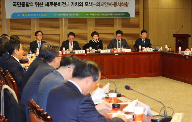 지난 16일 서울 여의도 국회 의원회관 제2세미나실에서 열린 국민통합포럼 조찬 세미나 '국민통합을 위한 새로운 비전과 가치의 모색'에 참석한 이언주(오른쪽 세번째) 국민의당 의원이 인사말을 하고 있다.(뉴시스) 