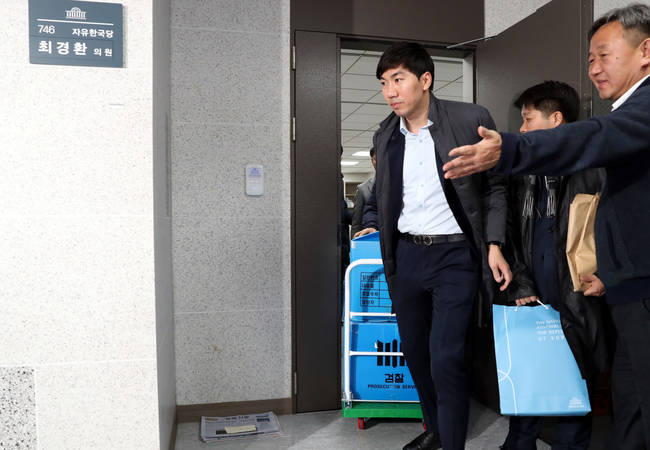 20일 서울 영등포구 여의도 국회 의원회관에서 경제부총리 겸 기획재정부 장관 시절에 국가정보원으로부터 특수활동비 1억여원을 받았다는 의혹에 휩싸인 최경환 자유한국당 의원실을 압수수색한 검찰이 압수품을 수레에 싣고 나가고 있다.(뉴시스) 