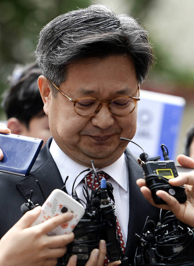 김장겸 MBC 사장이 지난 9월 서울 마포구 고용노동부 서울서부지청으로 출석하며 기자들의 질문에 입을 닫고 있다. 부당노동행위 혐의를 받고 있는 김 사장은 이날 고용노동부(고용부)에 자진 출석했다.(뉴시스) 