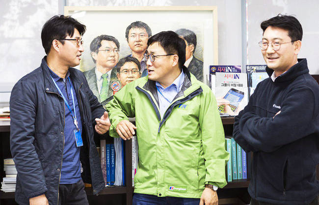 지난 8월 복직한 노종면·조승호·현덕수 기자(왼쪽부터)가 지난 17일 오후 상암동 YTN 노조사무실에서 열린 인터뷰에서 복직 소감과 함께 적폐청산과 업무혁신 등을 강조했다.  