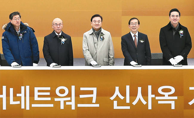 지난 15일 중앙미디어네크워크 신사옥 '창조관' 기공식이 열렸다. 왼쪽부터 송필호 중앙일보 부회장, 이효성 방송통신위원장, 홍석현 중앙미디어네트워크 회장, 박원순 서울시장, 홍정도 중앙일보·JTBC 대표이사. (중앙미디어네트워크 제공) 