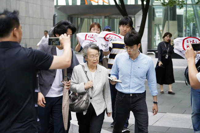 이인호 KBS 이사장이 지난 9월 영화 ‘공범자들’ 관람 후 KBS 구성원들과 마주쳐 인터뷰 하는 모습.  (언론노조 KBS본부) 