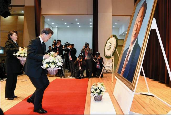 중앙일보 23일자 1면 사진. 