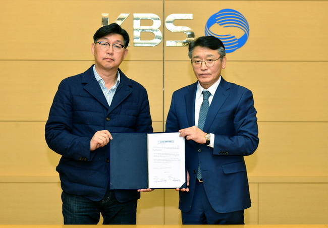 KBS 사측과 KBS노조는 지난 23일 단협을 체결했다. 이현진 KBS노조 위원장(왼쪽)과 고대영 사장. (사진=KBS)  