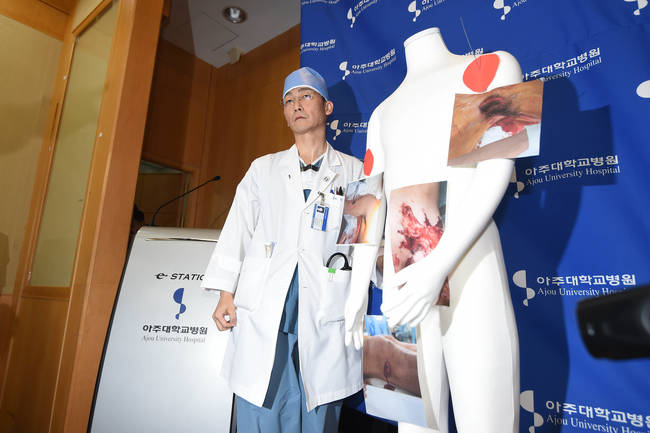 이국종 경기남부권역외상센터장이 15일 오후 경기 수원 권역외상센터에서 북한군 병사의 2차 수술을 집도한 뒤 브리핑을 열고 있다. (뉴시스) 