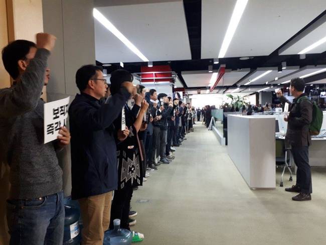 파업 종료를 선언한 후 제작거부로 전환한 전국언론노조 MBC본부 조합원들의 보도국 피케팅 모습. 