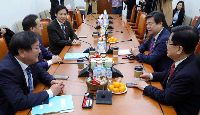  28일 오후 서울 여의도 국회 운영위원회 소회의실에서 열린 교섭단체 3당 정책위의장, 원내수석부대표들이 예산안 논의를 위해 회동하고 있다. 왼쪽부터 시계방향으로 김태년 더불어민주당 정책위의장, 박홍근 원내수석부대표, 이용호 국민의당 정책위의장, 김선동 자유한국당 원내수석부대표, 김광림 정책위의장. (뉴시스) 