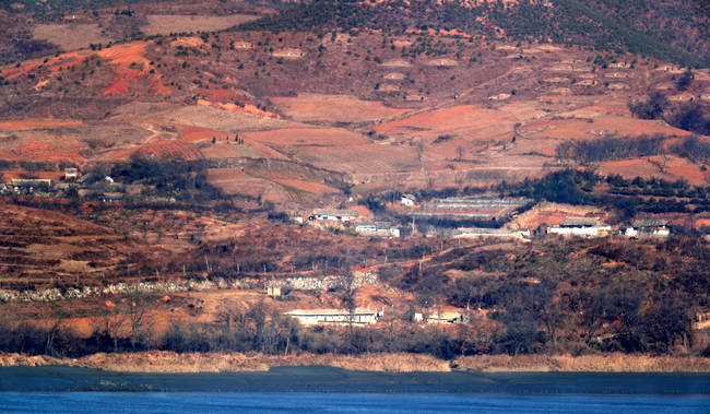 북한이 대륙간탄도미사일(ICBM)로 추정되는 장거리 탄도미사일을 발사한 29일 오전 경기 파주시 오두산전망대에서 바라본 황해북도 개풍군 마을이 적막감을 보이고 있다. (뉴시스) 