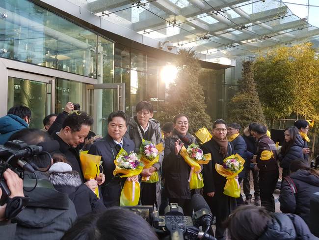 동료들의 환영을 받은 해직언론인들. 