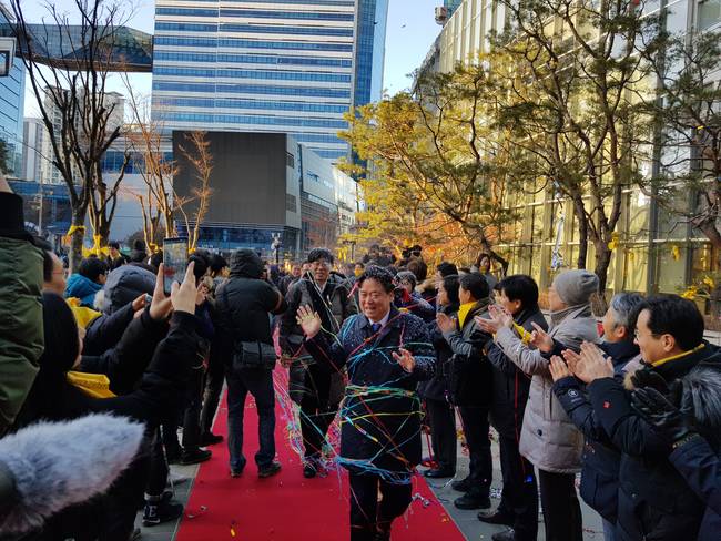 11일 오전 서울 상암동 MBC 광장 앞에는 해직언론인 6명을 환영하는 구성원들로 가득찼다. 