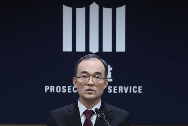 문무일 검찰총장이 5일 오전 서울 서초구 대검찰청에서 열린 기자간담회에서 모두 발언을 하고 있다. 문 검찰총장은 “수사관행 개선 태스트포스(TF)를 새로 만들어 운영중이며, 적폐수사를 연내에 마무리하도록 최선을 다하겠다”고 밝혔다.(뉴시스) 