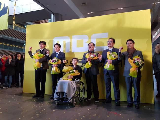 11일 오전 진행된 복직 행사에서 해직언론인 6인이 포즈를 취하고 있다. 