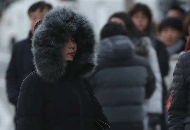 올겨울 들어 가장 강력한 한파가 찾아온 12일 오후 서울 중구 한 버스정류장에서 시민들이 추위를 피하며 버스를 기다리고 있다.(뉴시스) 