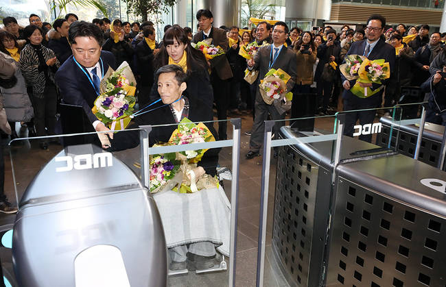 지난 2012년 전국언론노조 MBC본부 홍보국장으로 공정방송을 위한 170일 파업을 이끌다 해고된 이용마 기자 등 5인(강지웅 박성제 박성호 정영하 최승호)이 11일 오전 서울 상암MBC에서 복직 후 최승호 사장과 함께 첫 출근을 하고 있다. 사진은 출입증을 찍고 들어오는 이용마 기자의 모습. 이 기자는 지난해부터 암 투병 중이다.																			 (뉴시스) 