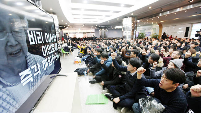 언론노조 KBS본부가 12일 공영방송 정상화 파업 100일을 맞아 조합원 800여명이 모인 가운데 서울 여의도 KBS본관 민주광장에서 전국조합원총회를 열었다.			          (언론노조)  