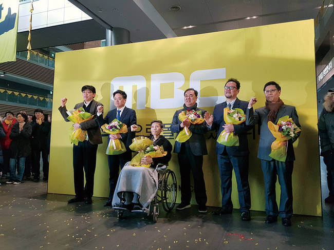 MBC 해직 언론인 6인이 지난 11일 서울 상암 MBC사옥 앞에서 열린 복직행사에서 환하게 웃으며 포토라인에 선 모습. 이들의 복직은 5년 만이다.  이진우 기자 