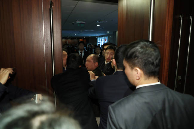 중국측에 폭행당하는 한국 사진기자.  한국의 사진기자가 14일 오전 베이징 국가회의 중심 B홀에서 열린 문재인 대통령 '한·중 경제·무역 파트너십 개막식'에서 스타트업관으로 이동중, 중국측 경호원에게 일방적으로 폭행 당하고 있다. (한국사진기자협회 제공) 