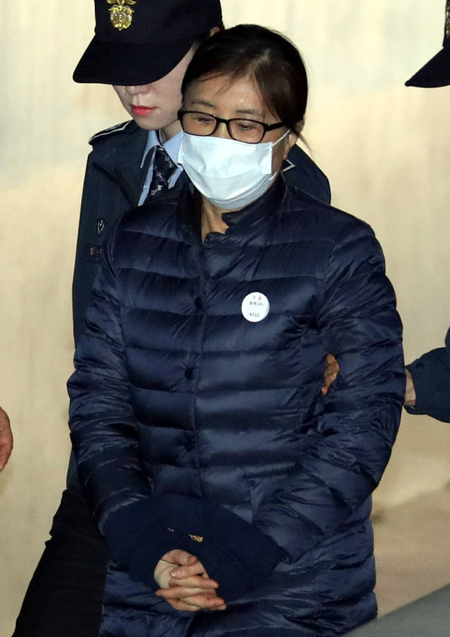  ‘비선실세’ 최순실씨가 14일 오전 서울 서초구 서울중앙지방법원에서 열린 1심 결심공판에 출석하고 있다. (뉴시스) 