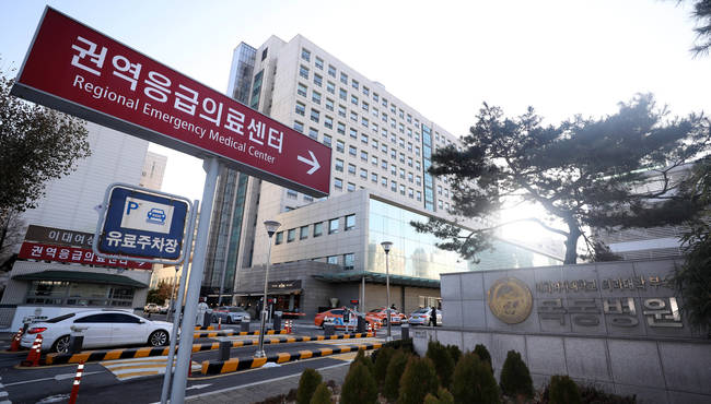 신생아 4명이 잇달아 숨지는 사건이 발생한 17일 오후 서울 양천구 이대목동병원에서 차량이 병원 출입구를 오가고 있다. 서울 양천경찰서는 16일 오후 9시30분께부터 오후 10시53분께 사이 이대목동병원 신생아중환자실에서 신생가 4명이 숨졌다고 밝혔으며 현재 수사중에 있다. (뉴시스) 