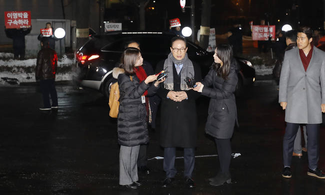 이명박 전 대통령이 18일 17대 대선캠프에서 함께 뛰었던 전·현직 의원들과 만참 겸 송년회를 갖기 위해 서울 강남구 신사동 한 음식점 앞에 도착하자 시민들이 항의하고 있다. 이날은 이 전 대통령의 대통령 당선일과 생일, 결혼기념일이 겹치는 '트리플 데이'(12월19일)를 축하하기 위한 연례행사다. (뉴시스) 