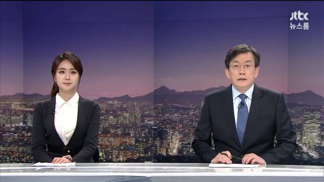 JTBC뉴스룸 방송 장면. 왼쪽부터 안나경 아나운서와 손석희 JTBC 보도부문 사장 및 앵커. 