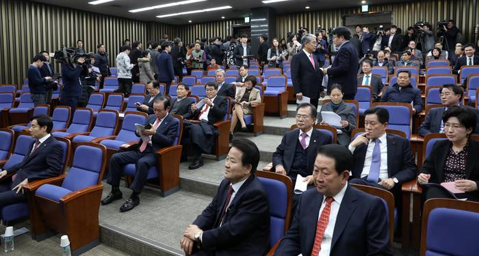 국민의당 안철수 대표가 바른정당과의 통합에 대한 전당원 투표를 제안하는 내용의 긴급 기자회견을 연 20일 오후 서울 여의도 국회에서 열린 의원총회에 참석한 의원들이 안철수 대표의 출석을 기다리고 있다. (뉴시스) 