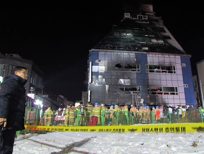 21일 오후 3시50분께 발생한 화재로 불탄 충북 제천시 하소동 스포츠센터 건물에서 소방대원들이 현장 수습 작업을 벌이고 있다. 이날 화재로 오후 11시 현재 29명이 숨졌다.(뉴시스) 