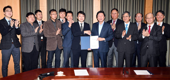 한국경제 노사가 지난 19일 기본급 2.1% 인상, 퇴직연금제도 일괄 도입 등을 포함한 '2017 임금 및 단체협약'을 체결했다. (한국경제 노조 제공) 