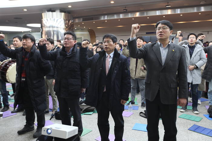 언론노조 KBS본부(새노조) 조합원들이 2일 서울 여의도 KBS본관 민주광장에서 새해 첫 집회를 연 모습. (언론노조) 