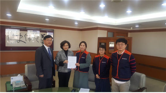 전국언론노조 대전일보지부와 대전일보 사측이 2017년 단체협상 조인식을 체결한 뒤 기념촬영을 하고 있다. 왼쪽부터 최용호 경영지원실 부실장, 남상현 대전일보 사장, 강은선 비대위원장, 최정 비대위 부위원장, 김달호 부위원장. (언론노조 대전일보지부 제공) 