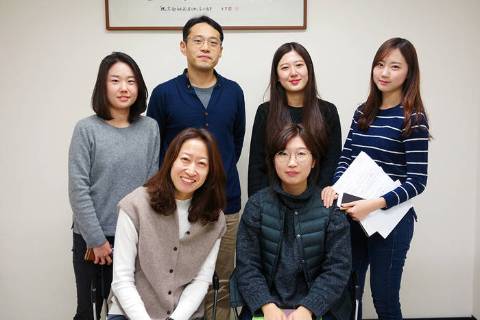 경향신문 뉴콘텐츠 팀원들이 지난달 21일 서울 중구 경향신문 사옥 6층 편집국 회의실에서 포즈를 취하고 있다. 맨 왼쪽부터 시계방향으로 김보미 기자, 황경상 기자, 김지원 기자, 김유진 웹디자이너, 이아름 콘텐츠기획자, 이인숙 뉴콘텐츠팀장.  