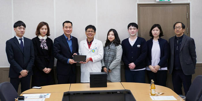 서울시청 출입기자단이 지난달 28일 서울시립어린이병원을 찾아 발달장애 아이들을 위한 재활치료용 태블릿PC 6대와 성금을 전달했다. 