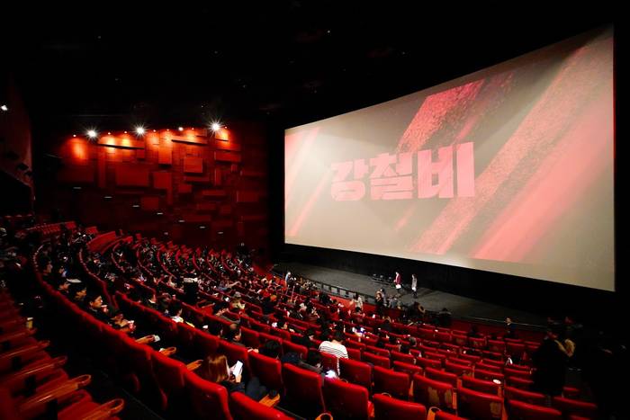 4일 서울 영등포구 영등포 CGV 스타리움관에서 KBS 새노조 조합원들이 '강철비'를 단체관람했다. 