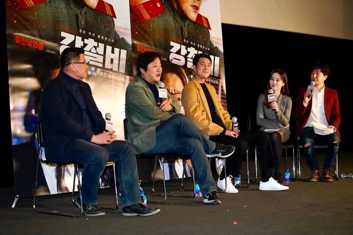 배우 정우성, 곽도원과 '강철비'의 양우석 감독이 4일 서울 영등포구 영등포 CGV 스타리움관에서 열린 새노조 조합원들과의 대화에서 발언하고 있다. 
