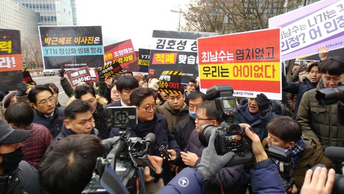 8일 오전 서울 상암동 YTN 사옥 앞에서 언론노조 YTN지부와 YTN 구성원들이 노사 합의 파기 책임을 물어 최남수 YTN 사장의 출근을 저지하고 있다. (YTN지부 제공) 