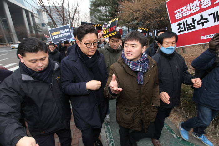 지난 8일 YTN 사옥 인근에서 최남수 사장(왼쪽에서 두번째)의 출근저지 투쟁을 하고 있는 박진수 YTN지부장(왼쪽에서 세번째). (전국언론노조 제공) 