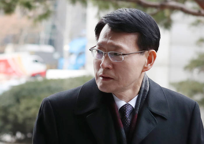 MBC 전·현직 고위 임원들의 부당노동행위 혐의에 관련된 안광한 전 MBC 사장이 조사를 받기 위해 지난달 14일 마포구 서울서부지검으로 들어서던 중 취재진 질문을 받고 있다. (뉴시스) 