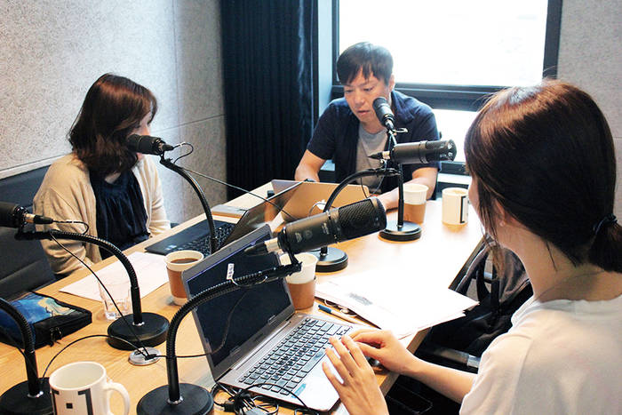 시사 팟캐스트 ‘디스팩트’의 이재훈 한겨레신문 기자. 