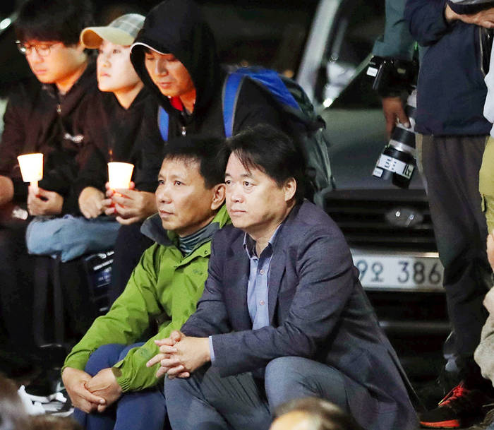 지난해 10월 해직PD 신분이었던 최승호 MBC 사장이 제주시청 종합민원실 앞에서 열린 촛불집회 1주년 제주지역 기념행사에 참석해 언론노조 MBC 제주지부의 총파업을 응원하는 모습. 현재 MBC제주지부는 최재혁 사장의 사퇴를 요구하며 보도와 편성부문 제작거부를 이어가고 있다.							 (뉴시스) 