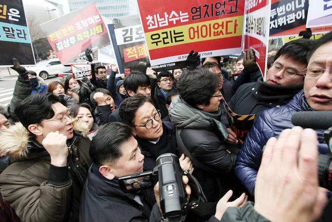 지난 8일 오전 서울 상암동 YTN 사옥 앞에서 언론노조 YTN지부와 YTN 구성원들이 노사합의 파기 책임을 물어 최남수 사장의 출근을 저지하고 있다. YTN지부는 9일에도 출근저지 투쟁에 나섰지만 최 사장은 모습을 드러내지 않았다. (YTN지부 제공) 