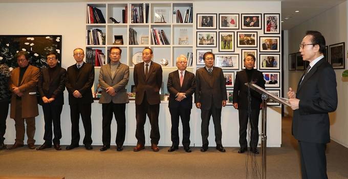 이명박 전 대통령이 17일 오후 강남구 삼성동 사무실에서 자신과 측근을 둘러싼 각종 의혹과 관련한 입장을 밝히고 있다. 뉴시스 