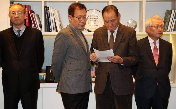 이명박 전 대통령이 17일 오후 서울 강남구 삼성동 사무실에서 자신과 측근을 둘러싼 각종 의혹과 관련한 입장 발표를 앞두고 참모진들이 대기하고 있다. 뉴시스 